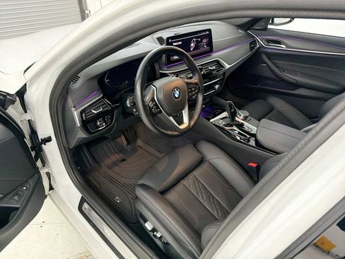 Used 2023 BMW 530e xDrive w/ Premium Package image 11