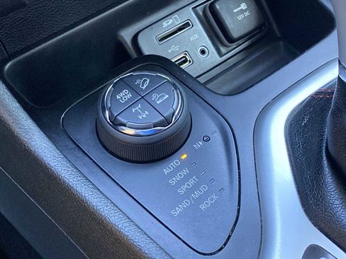 Used 2018 Jeep Cherokee Trailhawk AWD/4WD image 25