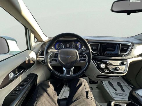 Used 2018 Chrysler Pacifica Touring-L image 16