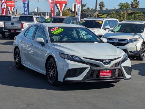 Used 2023 Toyota Camry SE image 3