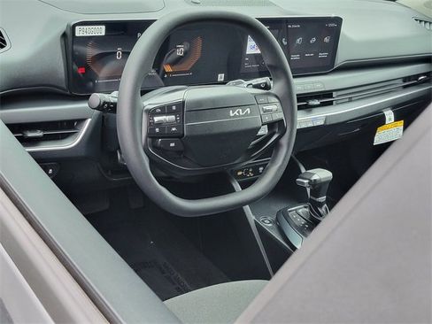 Used 2025 Kia K4 LXS image 3