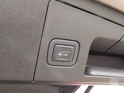 Used 2023 Cadillac XT4 Premium Luxury image 9