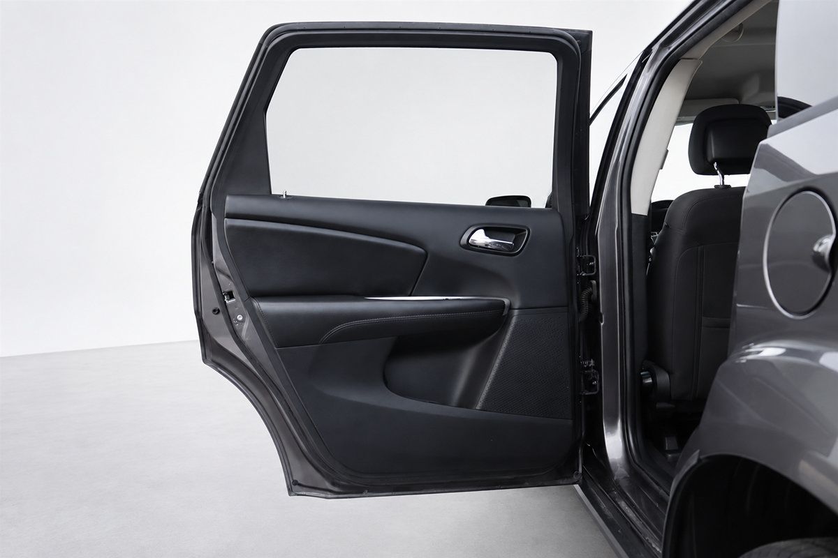 Used 2017 Dodge Journey SXT FWD image 17