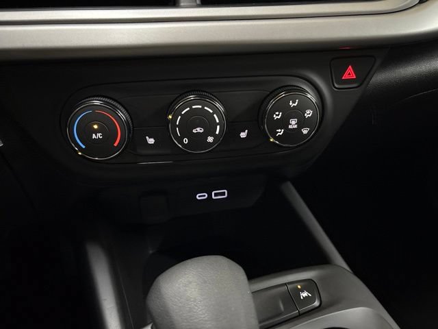 Used 2024 Chevrolet Trax RS FWD image 40