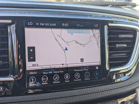 Used 2018 Chrysler Pacifica Limited image 11