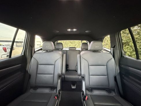 Used 2025 Buick Enclave Sport Touring image 3