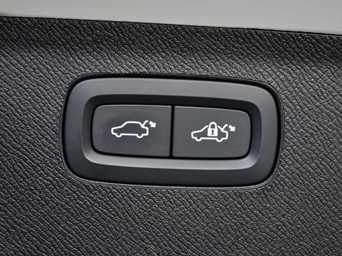 Certified 2025 Volvo XC90 B6 Plus image 34