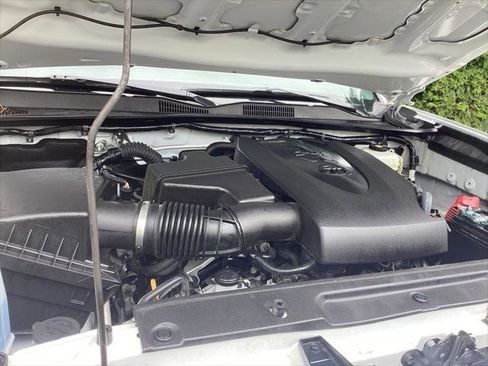 Certified 2022 Toyota Tacoma TRD Off-Road AWD/4WD image 22