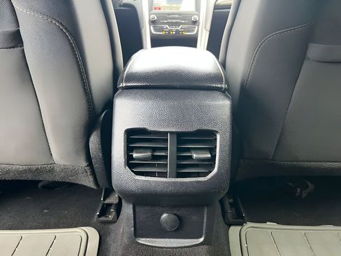 Used 2019 Ford Fusion SE image 22