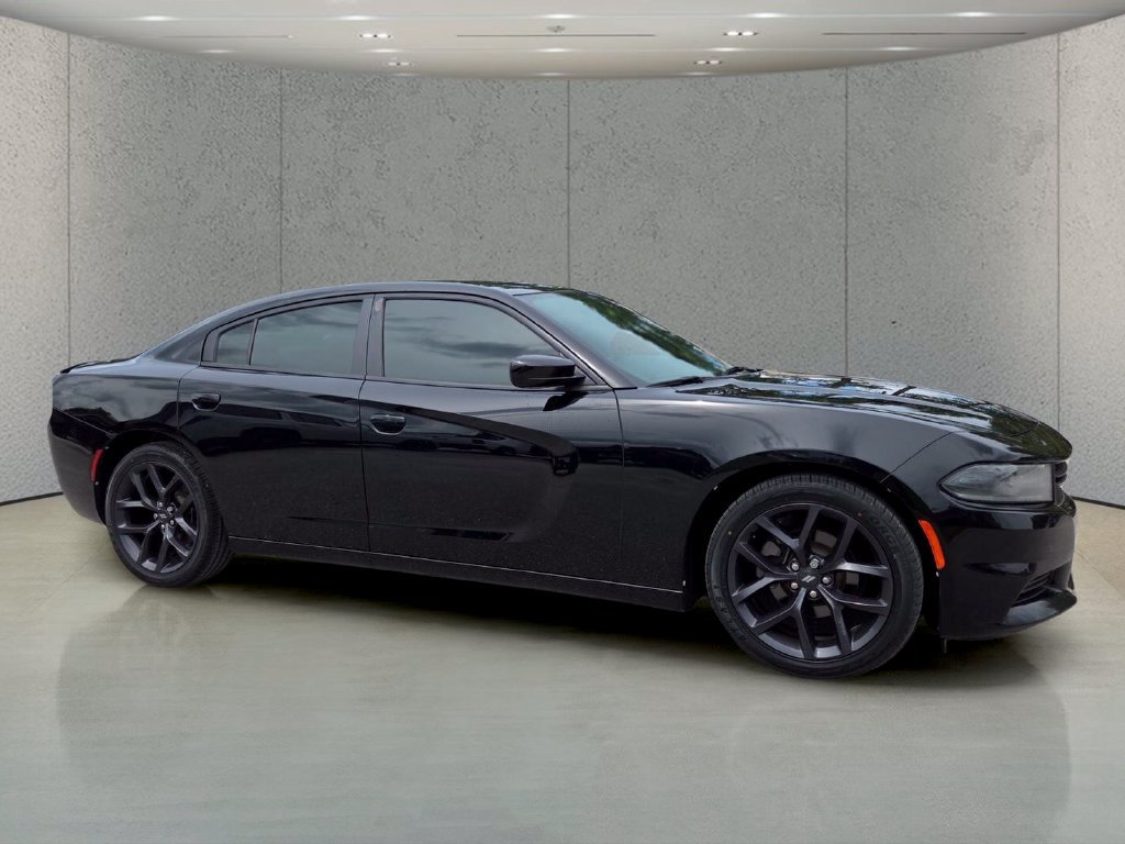 Used 2020 Dodge Charger SXT w/ Blacktop Package RWD image 3