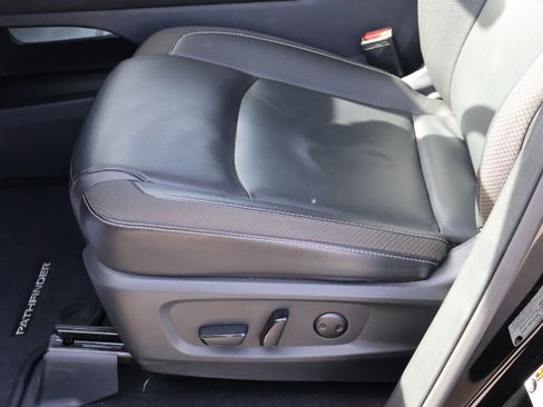 Used 2025 Nissan Pathfinder SL image 39