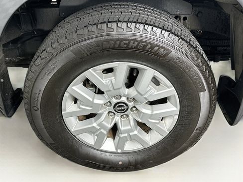 Used 2024 Nissan Frontier SV w/ SV Convenience Package image 11