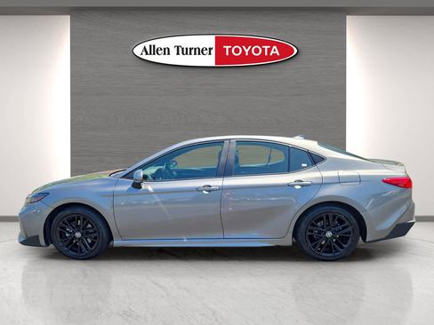 Used 2025 Toyota Camry SE image 10