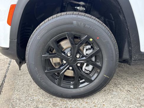 New 2025 Jeep Grand Cherokee L Altitude image 3