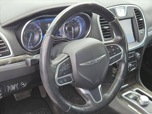 Used 2020 Chrysler 300 Limited RWD image 9