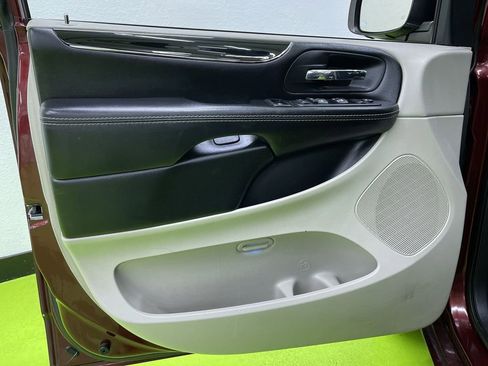 Used 2020 Dodge Grand Caravan SXT image 16