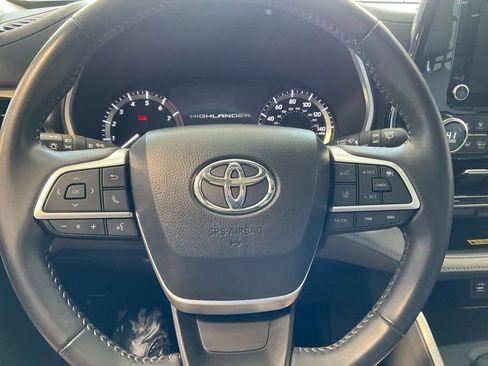 Used 2023 Toyota Highlander XLE image 10