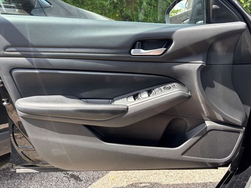 Used 2025 Nissan Altima 2.5 SV FWD image 18