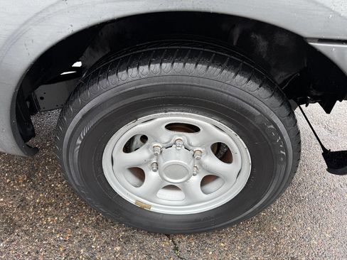 Used 2001 Nissan Frontier XE image 13