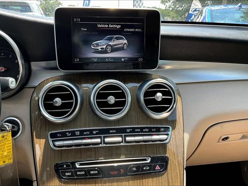 Used 2019 Mercedes-Benz GLC 300 4MATIC w/ Premium Package image 18