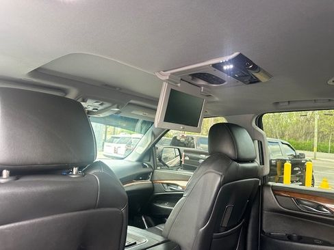 Used 2017 Cadillac Escalade ESV Luxury image 16