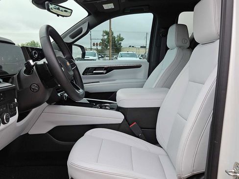 Used 2025 Chevrolet Suburban Premier RWD image 15