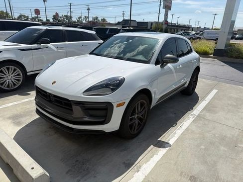 Used 2025 Porsche Macan AWD/4WD image 1