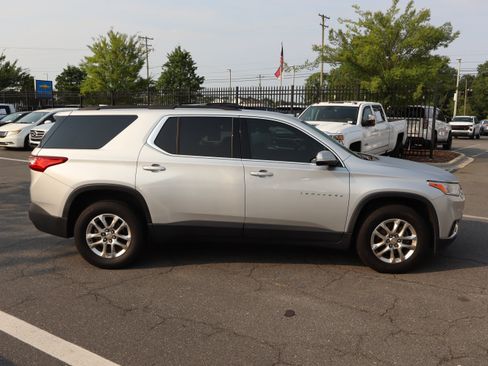Used 2020 Chevrolet Traverse LT w/ LPO, Floor Liner Package AWD/4WD image 22