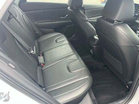 Used 2025 Hyundai Elantra Limited image 13