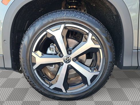 New 2025 Volkswagen Tiguan SE image 10