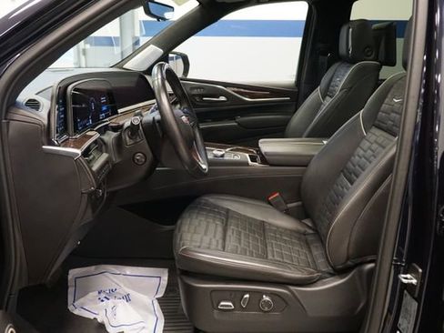 Used 2023 Cadillac Escalade Sport Platinum w/ LPO, ONYX Package AWD/4WD image 17
