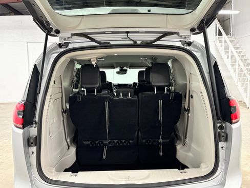 Used 2023 Chrysler Pacifica Touring-L FWD image 23