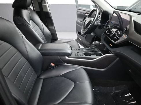 Used 2023 Toyota Highlander XLE AWD/4WD image 19