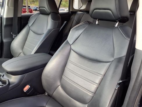 Used 2020 Toyota RAV4 XLE Premium FWD image 15