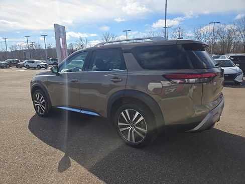 Used 2024 Nissan Pathfinder Platinum w/ Cargo Package image 5