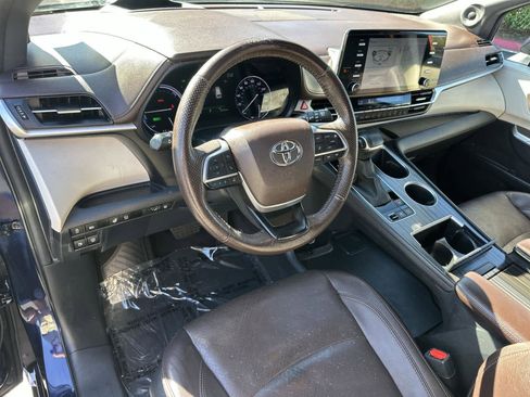 Used 2023 Toyota Sienna Platinum image 2
