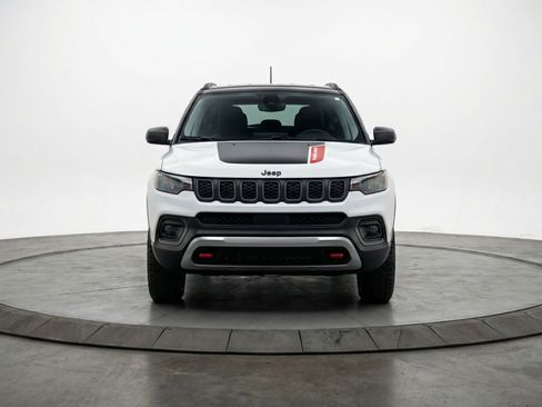 Used 2025 Jeep Compass Trailhawk image 2