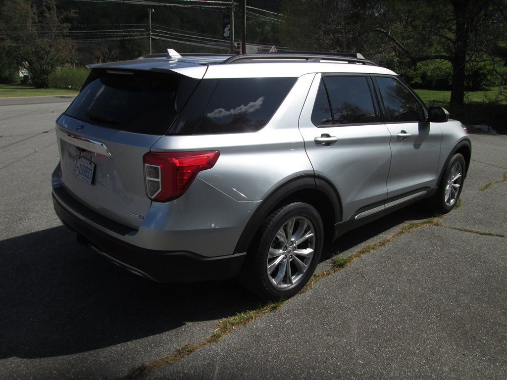 Used 2020 Ford Explorer XLT w/ Equipment Group 202A AWD/4WD image 4