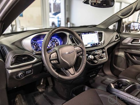 Used 2022 Chrysler Pacifica Touring image 20