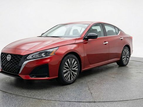 Used 2025 Nissan Altima 2.5 SV image 3