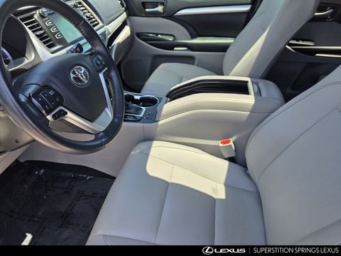 Used 2019 Toyota Highlander XLE AWD/4WD image 12