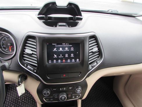 Used 2019 Jeep Cherokee Latitude w/ Cold Weather Group image 20