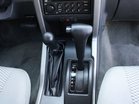 Used 2002 Nissan Frontier SE AWD/4WD image 8