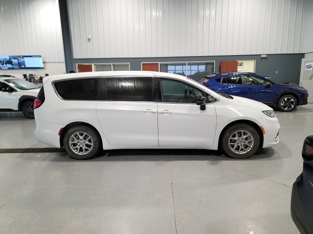 Used 2024 Chrysler Pacifica Touring-L FWD image 8