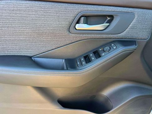 Used 2023 Nissan Rogue SV image 16