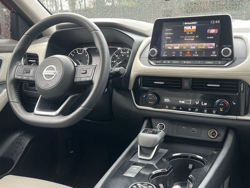 Used 2021 Nissan Rogue SV w/ Premium Package image 3