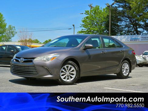 Used 2017 Toyota Camry LE image 1