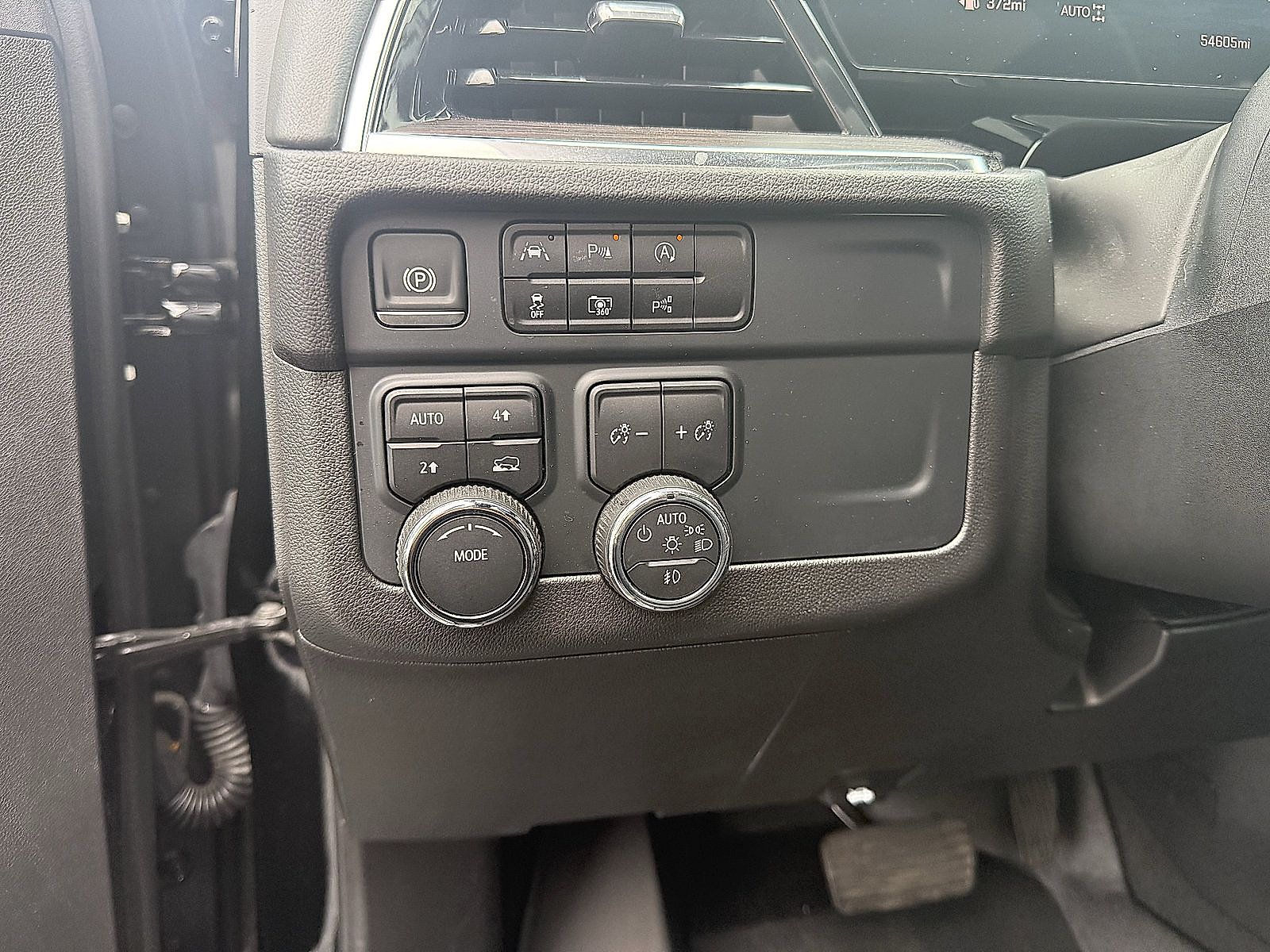 Used 2025 Chevrolet Suburban LT w/ Comfort Package AWD/4WD image 19