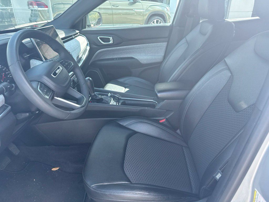 Used 2024 Jeep Compass Latitude AWD/4WD image 2