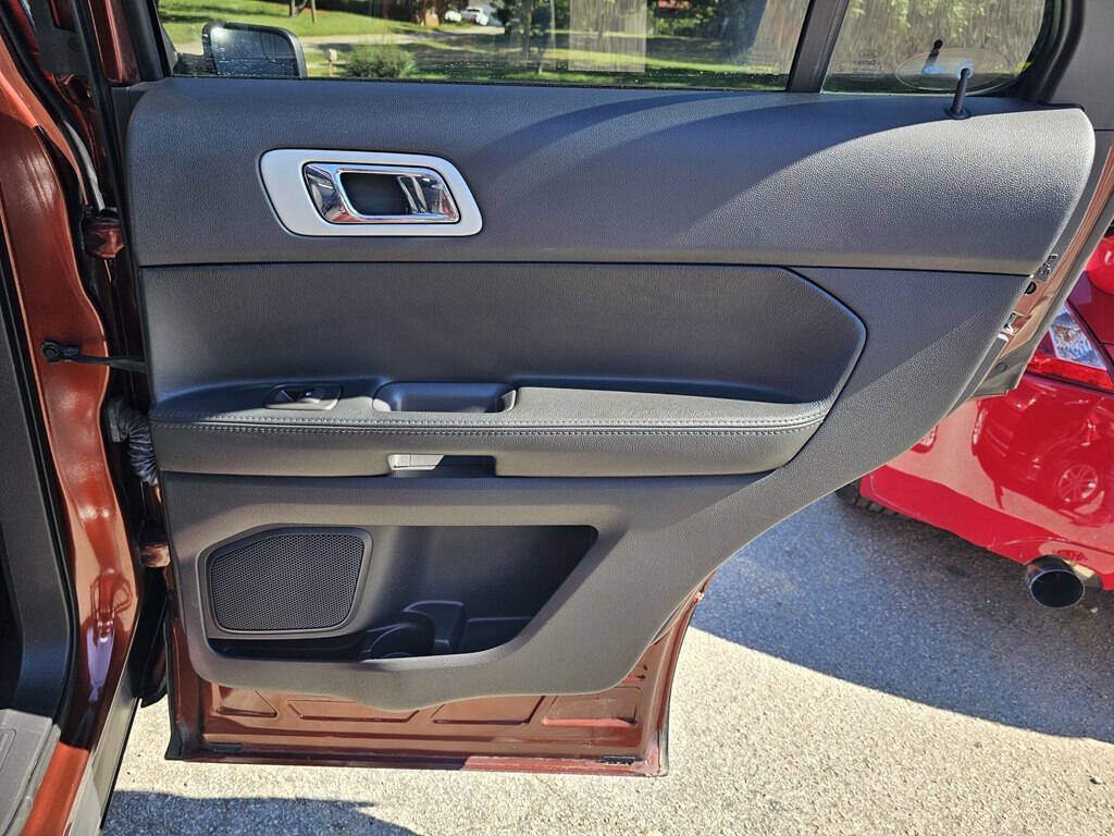 Used 2015 Ford Explorer XLT w/ Equipment Group 202A FWD image 16